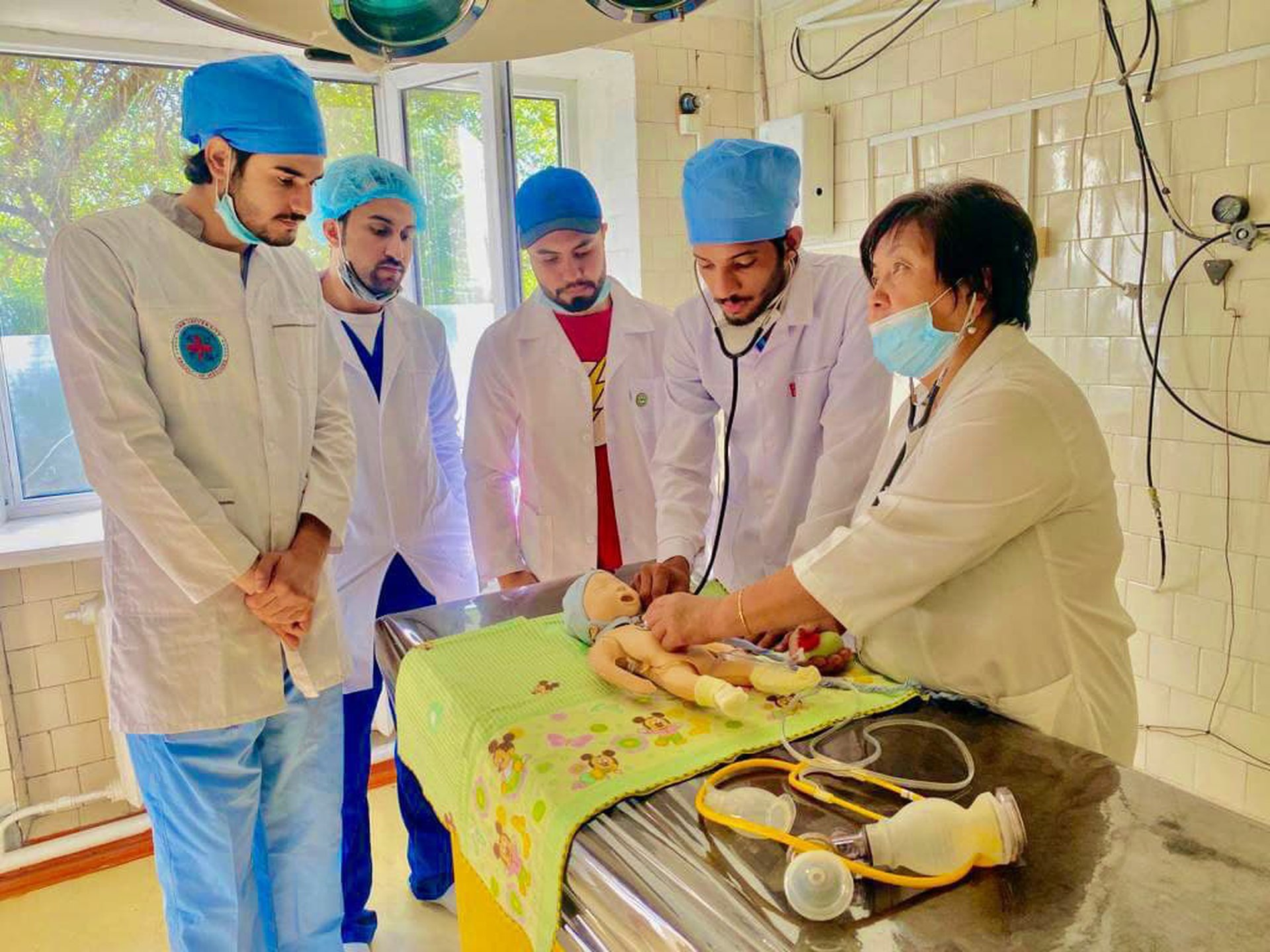 Студенты Высшей Школы Медицины университета ADAM проходят практику