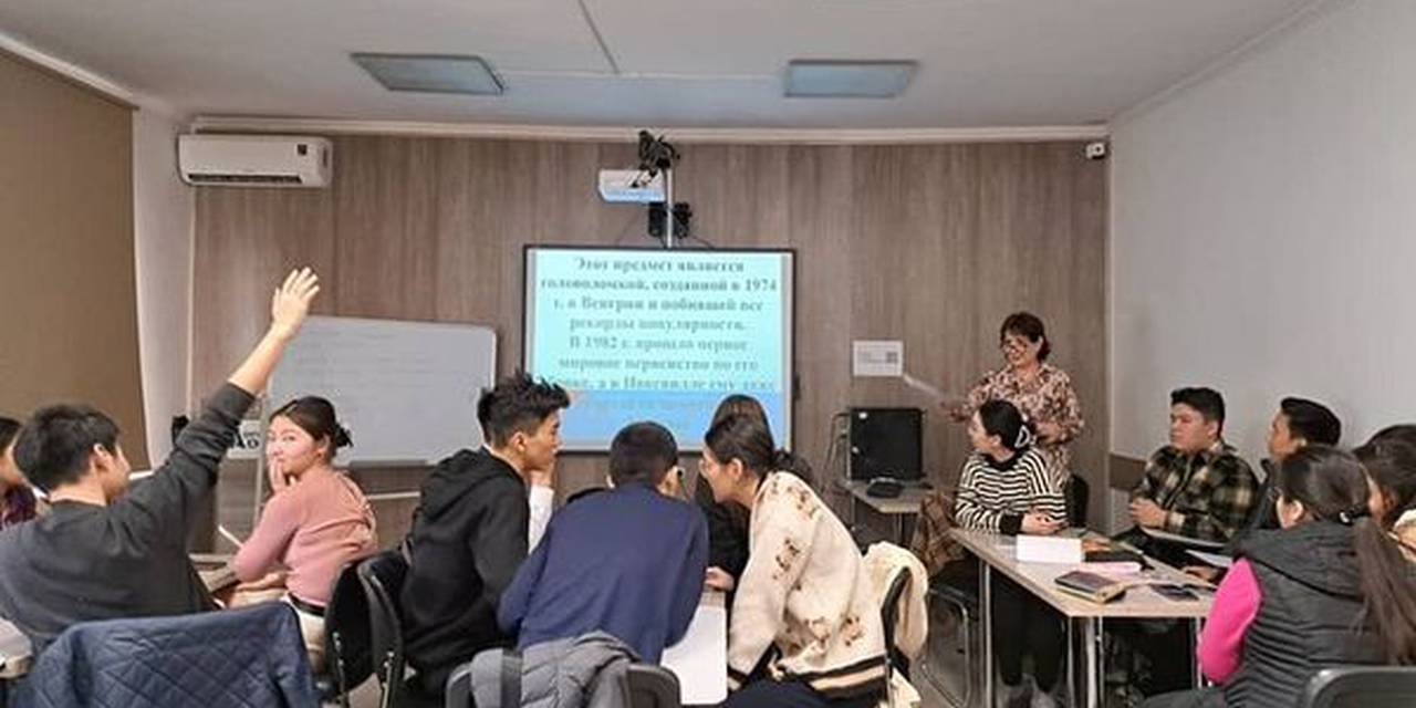 Департамент МЕНД провел викторину «Занимательная математика» среди студентов первых курсов Университета Адам