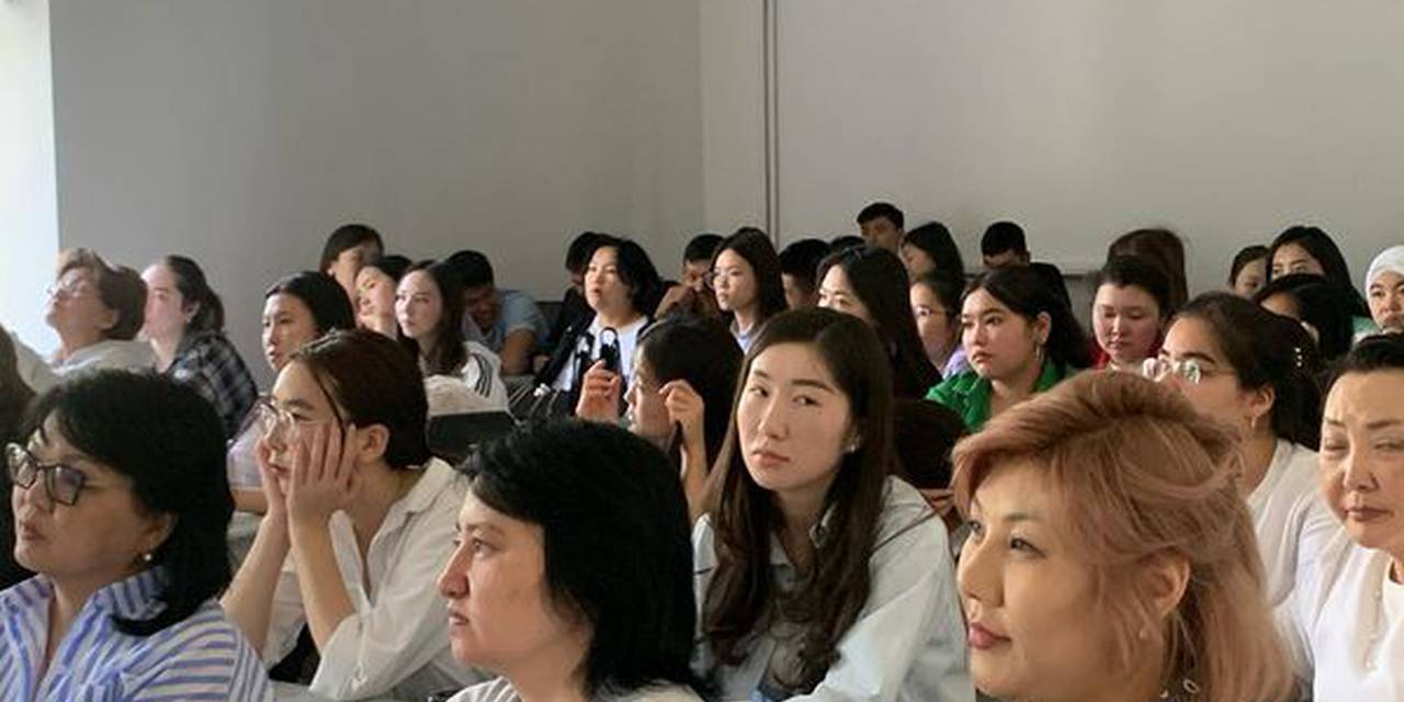 25 мая 2023г для студентов и преподавателей Университета Адам программой «Экономика, Менеджмент и Туризм» была организована гостевая лекция по повышению пенсионной грамотности населения на тему: «Пенсионное обеспечение и социальное страхование граждан Кыр