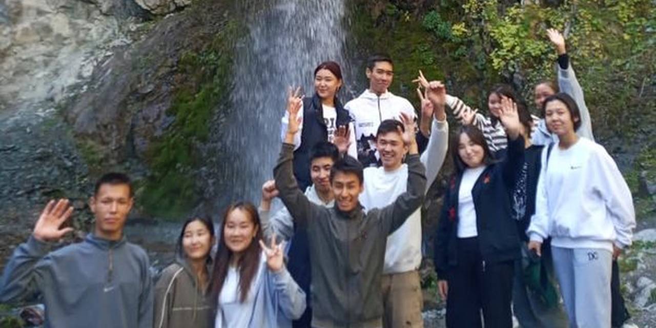 Хотим поделиться с вами потрясающими новостями о наших приключениях в горах! Наши студенты 1 курса уже успели побывать там, и это было незабываемо!