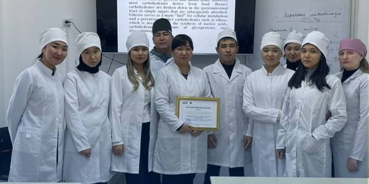 20-декабря 2023 года в ВШМ Университета Адам прошла гостевая лекция к.х.н., доцент Кадыркуловой С. О. по общей и клинической биохимии