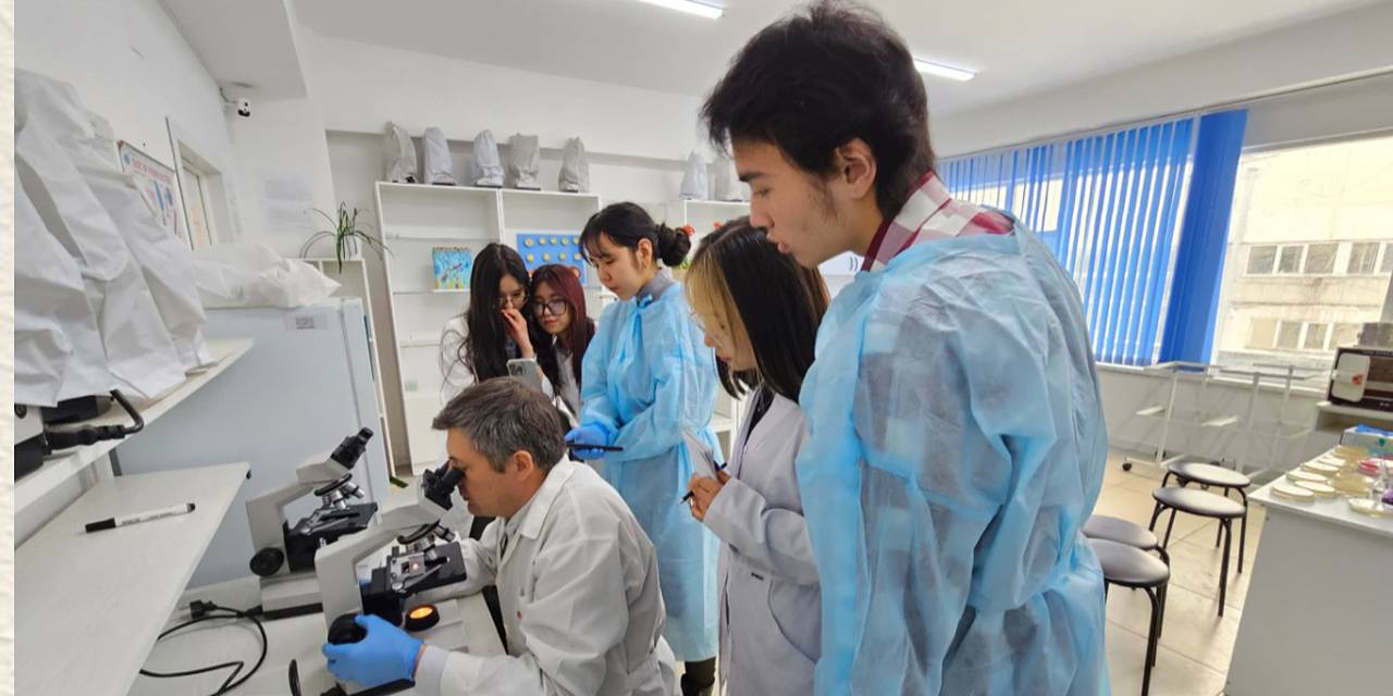 В рамках профориентационной работы под руководством Мейсан Азии Айтбековны, заместителя декана по учебной работе, преподавателя Департамента морфологических дисциплин Университета Адам, совместно с учениками школы «Билим Кана International» в течение февр