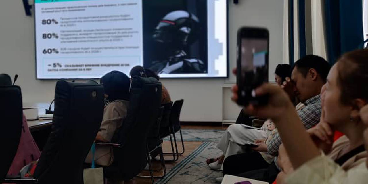 Преподаватели Университета Адам представляют IT-направления на лекции по искусственному интеллекту в НАН КР