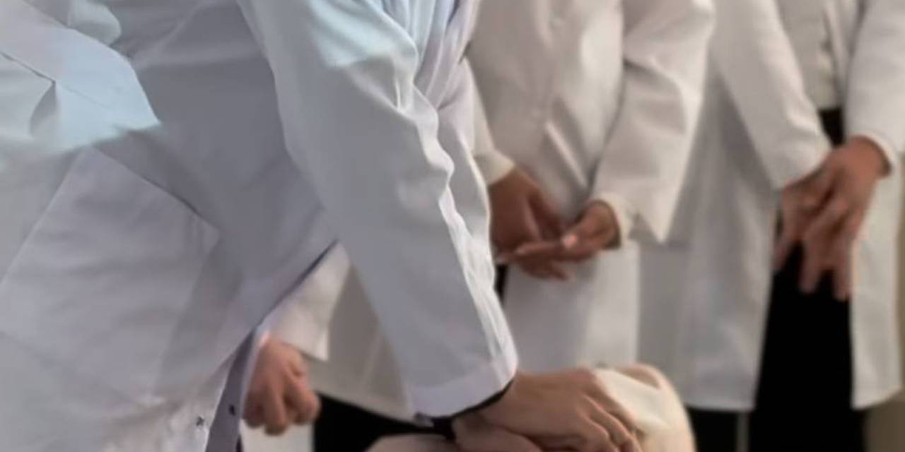 В рамках профессиональной подготовки студенты 4-го курса направления «Лечебное дело» провели практический семинар на тему «5 базовых навыков экстренной помощи»